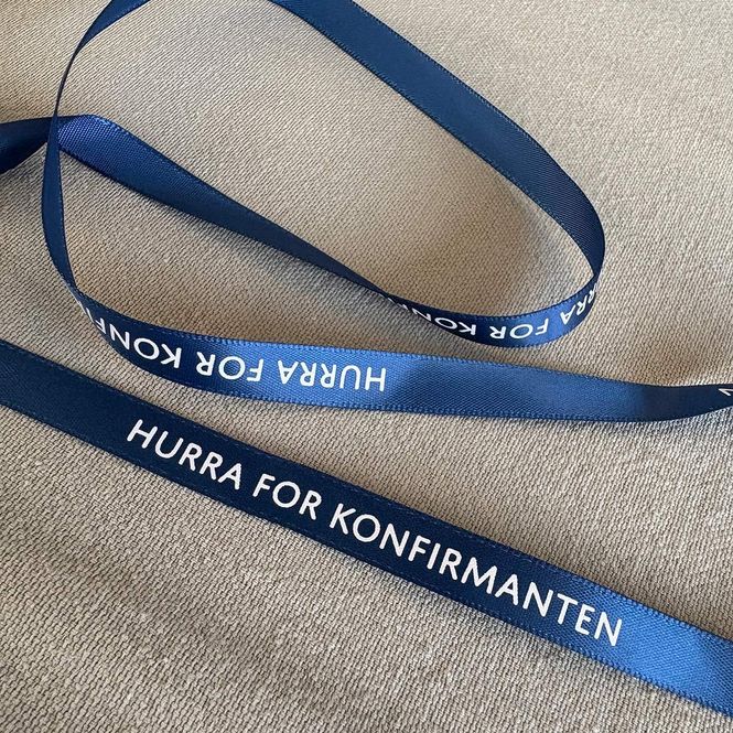 Hovedbilde Pyntebånd: Konfirmanten marineblå med hvit tekst ...