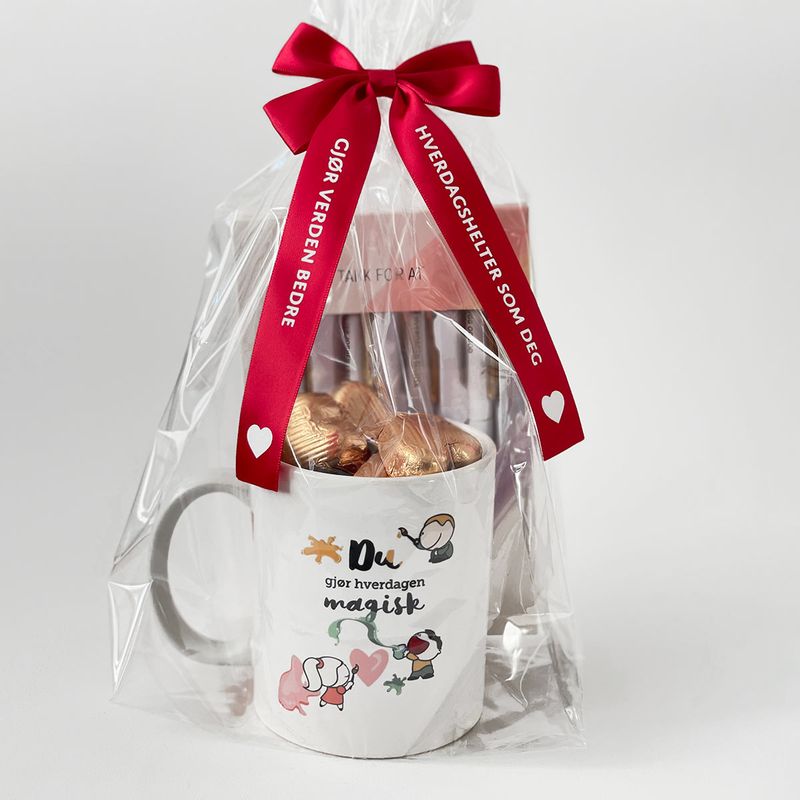  Gavepakke til barnehageansatte med kopp, kulepenner og sjokolade