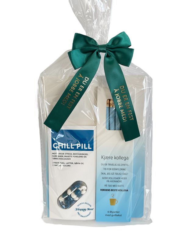 Gavepakke med notatbok, blyanter og chill pill til en kollega
